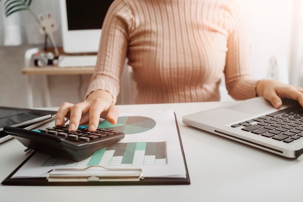 Koncepcja rachunkowości biznesowej Biznesmen korzystający z kalkulatora z budżetem na laptop komputerowy i papierem pożyczkowym w biurze