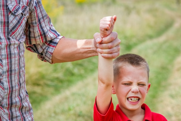 Zdjęcie koncepcja rąk rodzica i krzyczącego dziecka w parku pirodev