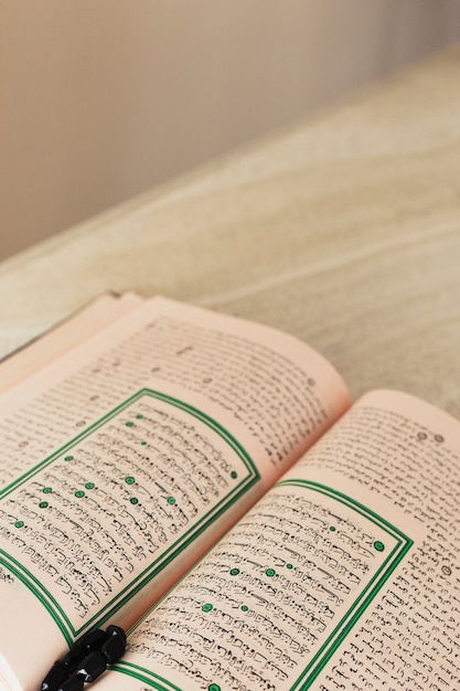 Zdjęcie koncepcja ramadan z otwartym koranem