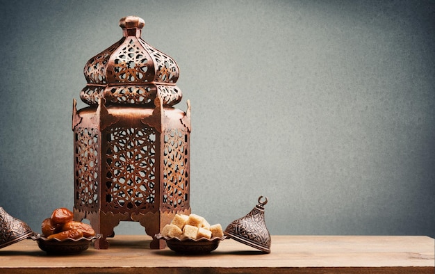 Koncepcja ramadanu. Ramadan lampiony na drewnianym stole.