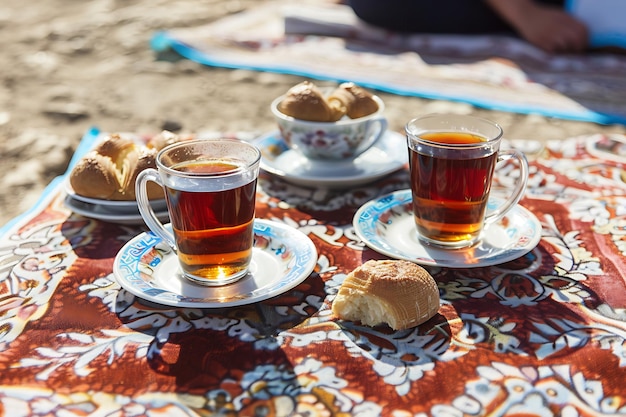 Koncepcja Ramadanu z arabskim jedzeniem i herbatą