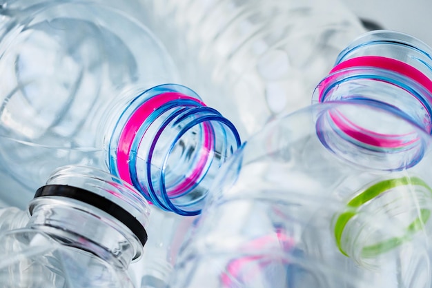 Koncepcja recyklingu plastikowych butelek w tle