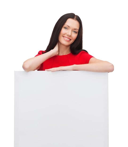 koncepcja reklamy, sprzedaży i ludzi - uśmiechnięta młoda kobieta z pustą białą tablicą