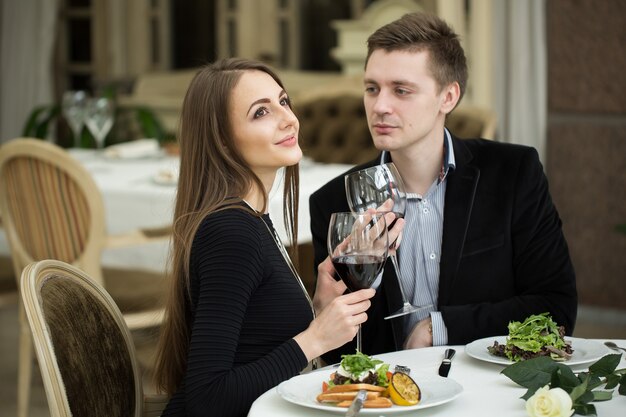 Koncepcja Restauracji, Pary I Wakacji - Uśmiechnięta Para Pijąca Czerwone Wino