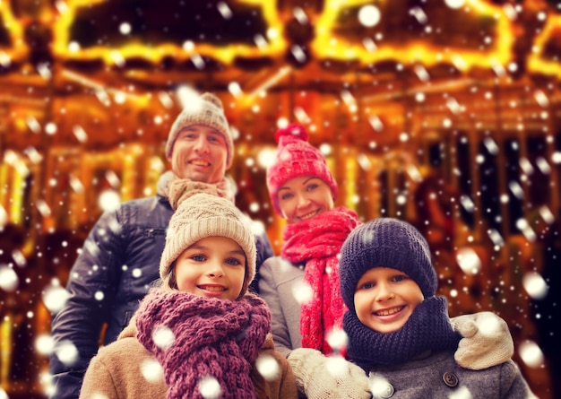koncepcja rodziny, dzieciństwa, pory roku i ludzi - szczęśliwa rodzina na zewnątrz