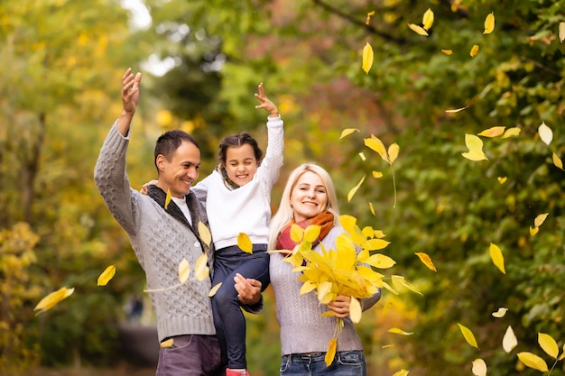 koncepcja rodziny, dzieciństwa, pory roku i ludzi - szczęśliwa rodzina w jesiennym parku