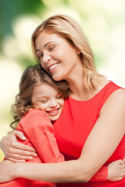 koncepcja rodziny, dziecka i szczęścia - przytulanie matki i córki