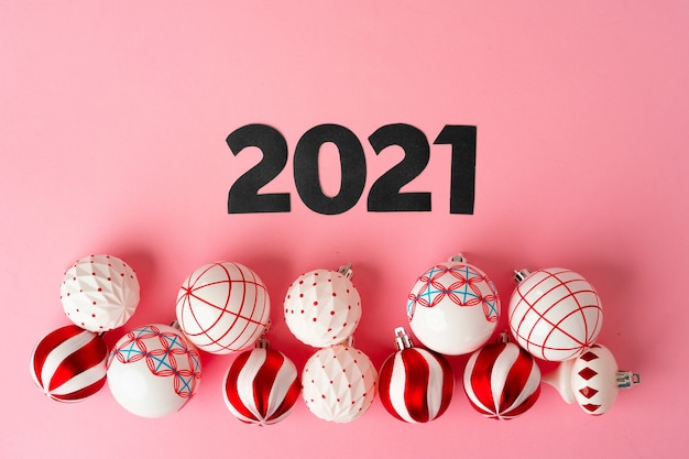 Koncepcja roku 2021. Liczby 2021 na różowym papierze, widok z góry