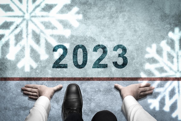 Koncepcja roku 2023 Biznesmen na drodze prowadzącej do obchodów szczęśliwego nowego roku na początku 2023 r. dla pomyślnego startu