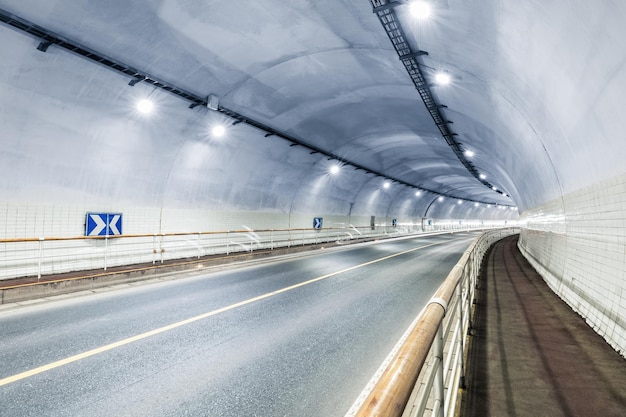 Koncepcja Ruchu Na Autostradzie W Tle Wnętrza Tunelu