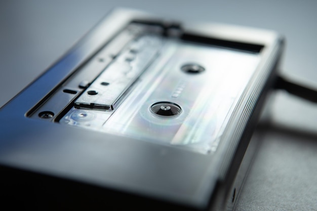 Zdjęcie koncepcja słuchania muzyki vintage kaseta magnetofonowa w zbliżeniu odtwarzacza audio