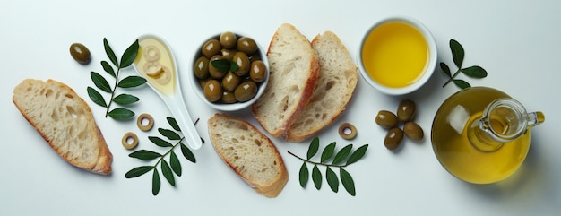 Koncepcja smaczne jedzenie z oliwą z oliwek na białym tle