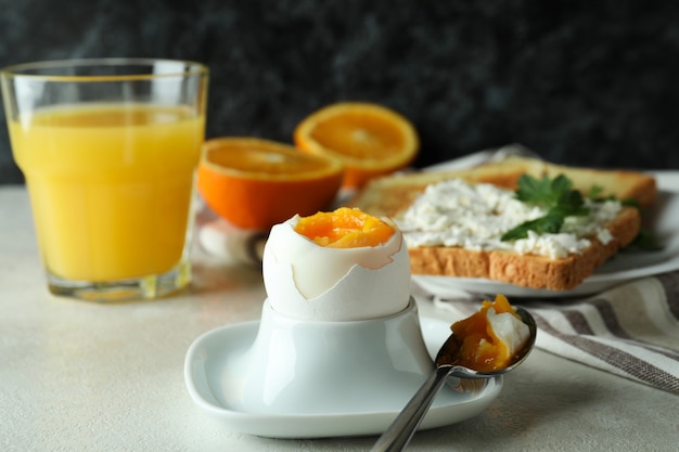 Koncepcja Smaczne śniadanie Z Jajkiem Na Twardo, Z Bliska