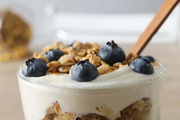 Koncepcja smacznego i pożywnego śniadania - musli z jogurtem