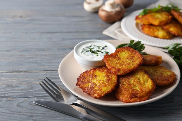 Koncepcja smacznego jedzenia na lunch, pyszne placki ziemniaczane