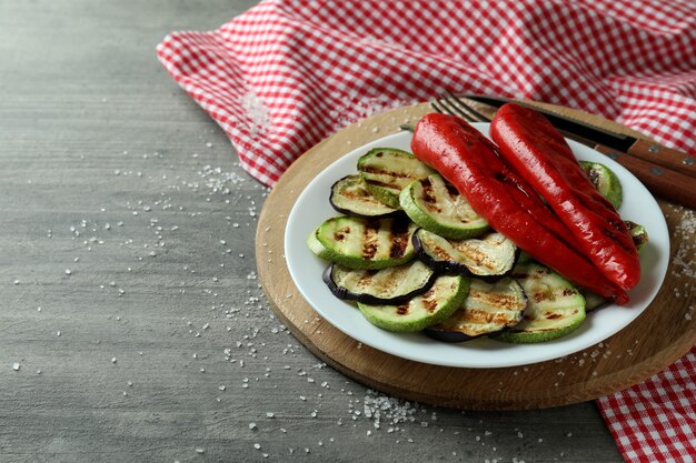 Koncepcja smacznego jedzenia z grillowanymi warzywami na szarym stole z teksturą
