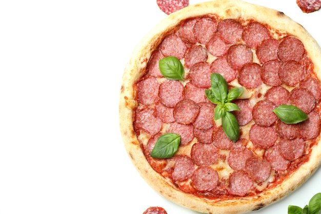 Koncepcja smacznego jedzenia z pizzą salami na białym tle