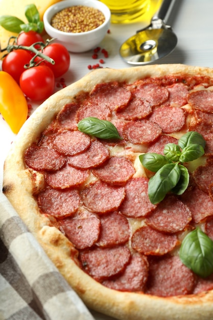 Koncepcja smacznego jedzenia z pizzą Salami, z bliska