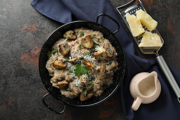 Zdjęcie koncepcja smacznego jedzenia z risotto z grzybami, widok z góry