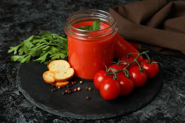 Zdjęcie koncepcja smacznego jedzenia z zupą gazpacho na czarnym tle smokey