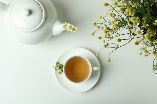 Koncepcja śniadania z herbatą rumiankową na białym stole