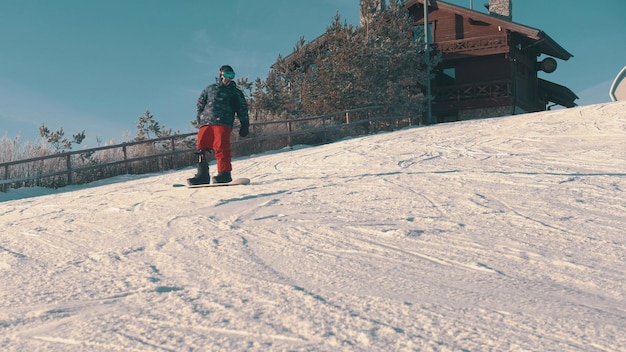 Koncepcja snowboardu mężczyzna z protezą nogi zjeżdżający z góry