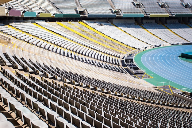 Koncepcja sportowa - pusty duży stadion z plastikowymi krzesłami