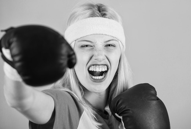 Koncepcja sportu bokserskiego Ćwiczenia cardio, aby schudnąć Kobieta ćwicząca w rękawicach bokserskich Dziewczyna uczy się, jak się bronić Kobiecość i równowaga siłowa Kobieta w rękawicach bokserskich lubi trening