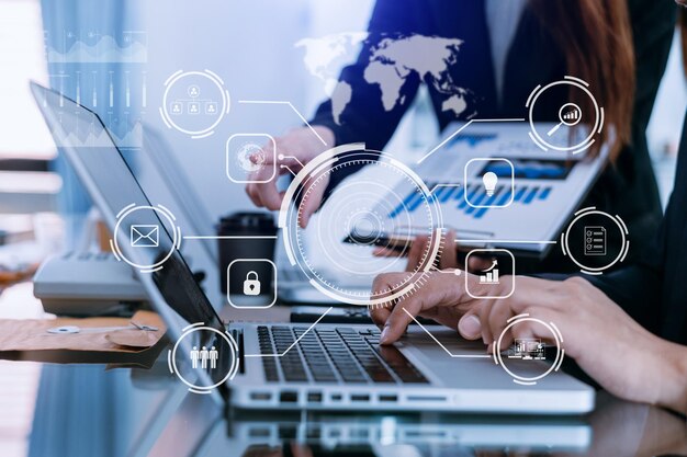 Koncepcja spotkania partnerstwa zespołu biznesowego Ręka biznesowa za pomocą tabletu laptopa i smartfona w biurze Aplikacja mobilna mediów do marketingu cyfrowego na ekranie wirtualnej ikony rano lightxA