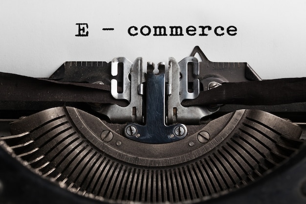 Koncepcja sprzedaży e-commerce, zakupy online, marketing cyfrowy pisany przez autora maszynopisu