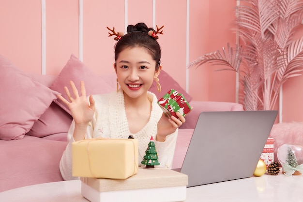 Koncepcja Sprzedaży świątecznej. Piękna Azjatycka Kobieta Pokazująca Produkt świąteczny Zakupy Online