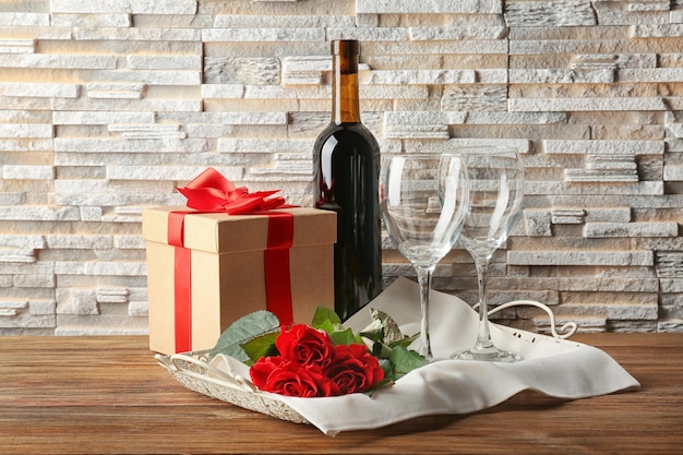 Koncepcja St Valentines Day Róże wina i pudełko na drewnianym stole