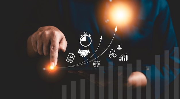 Koncepcja startowa z ikoną biznesową i połączeniem sieciowym na nowoczesnym interfejsie wirtualnym z cyfrowego tabletu Ręka ludzi dotykająca tabletu Rozwijanie i ulepszanie organizacji dzięki nowoczesnej technologii