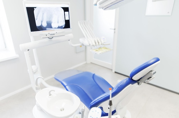 koncepcja stomatologii, medycyny, sprzętu medycznego i stomatologii - wnętrze nowego nowoczesnego gabinetu kliniki dentystycznej z krzesłem
