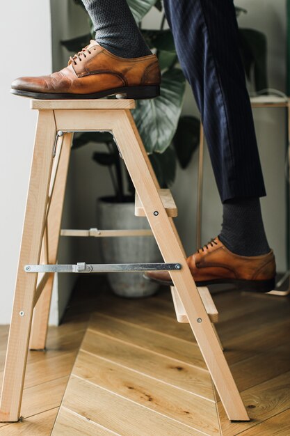 Zdjęcie koncepcja stóp człowieka wzrostu kariery idzie po schodach