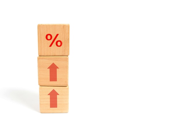 Koncepcja stóp procentowych finansowych i hipotecznych Drewniany blok kostki rosnący od góry z symbolem procentu ikony w górę miejsca kopiowania