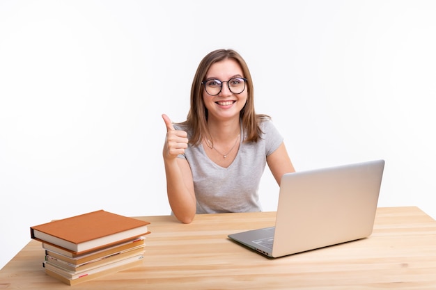 Koncepcja studiów, edukacji i ludzi. młoda kobieta nerd uczy się ćwiczeń za pomocą laptopa