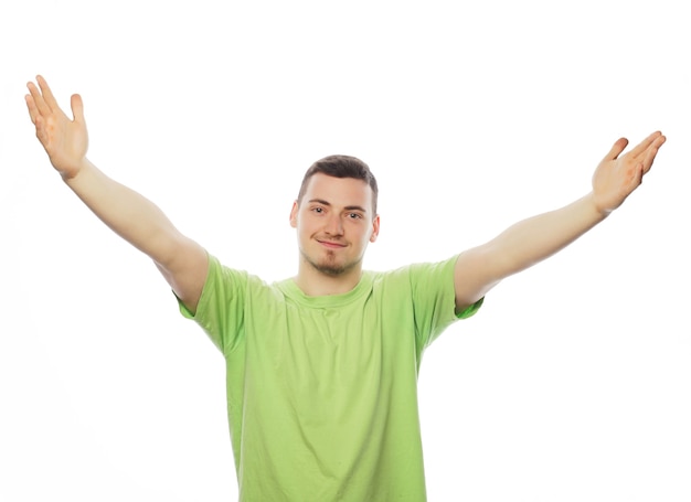 Koncepcja stylu życia i ludzi: dorywczo młody człowiek w koszuli z obiema rękami podniesionymi w powietrzu. Zwycięzca i szczęśliwy.