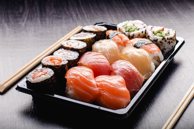 Koncepcja sushi na wynos. Pudełko na wynos z sushi