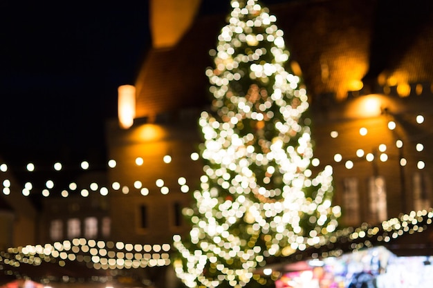 koncepcja świąt, sprzedaży i handlu detalicznego - wieczorny rynek świąteczny na placu starego ratusza w Tallinie