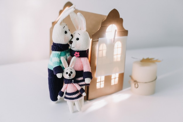 Zdjęcie koncepcja świąt wielkanocnych z uroczą rodziną królików robionych na drutach
