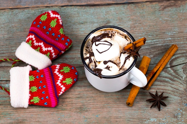 Koncepcja świąteczna, gorąca czekolada lub kakao z piankami i przyprawami.