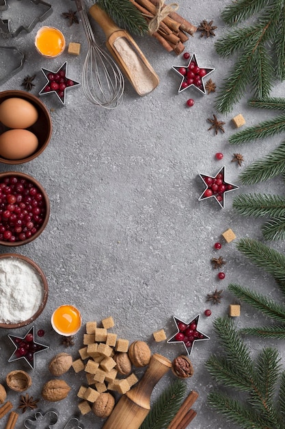 Koncepcja świątecznej piekarni i piernika Mąka jajka brązowy cukier i przyprawy