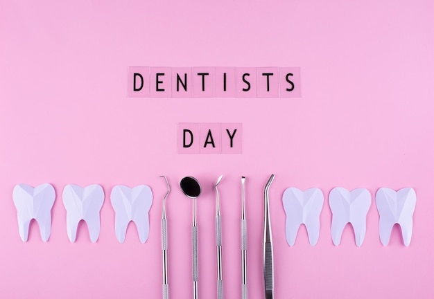 Koncepcja światowego dnia dentystów z narzędziami stomatologicznymi