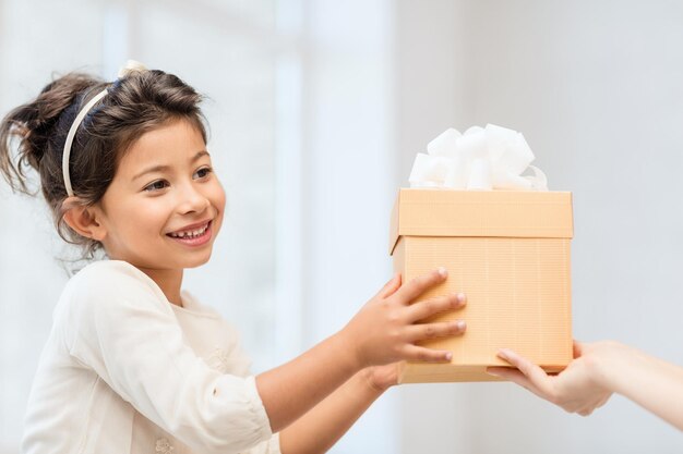 koncepcja święta, prezenty, boże narodzenie, boże narodzenie, urodziny - szczęśliwa dziewczynka z pudełkiem na prezent