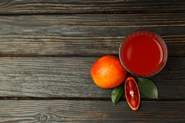 Koncepcja świeżego napoju z czerwonym sokiem pomarańczowym
