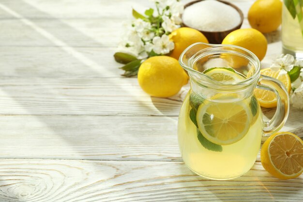 Koncepcja świeży letni napój z lemoniadą na białym drewnianym stole
