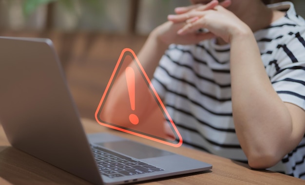 Koncepcja systemu ostrzegawczego System zhakowany w sieci komputerowej Cyberprzestępczość i wirus Złośliwe oprogramowanie zagrożone informacjami Nielegalne połączenie danych Naruszenie bezpieczeństwa cybernetycznego