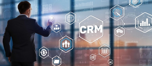 Koncepcja systemu zarządzania relacjami z klientami Biznesmen dotykający palca CRM