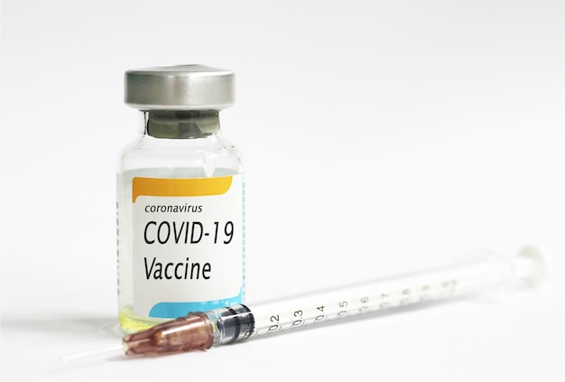 Koncepcja szczepionki COVID19 z białym tłem i wstrzyknięciem strzykawki chroniącym przed nowym koronawirusem 2019